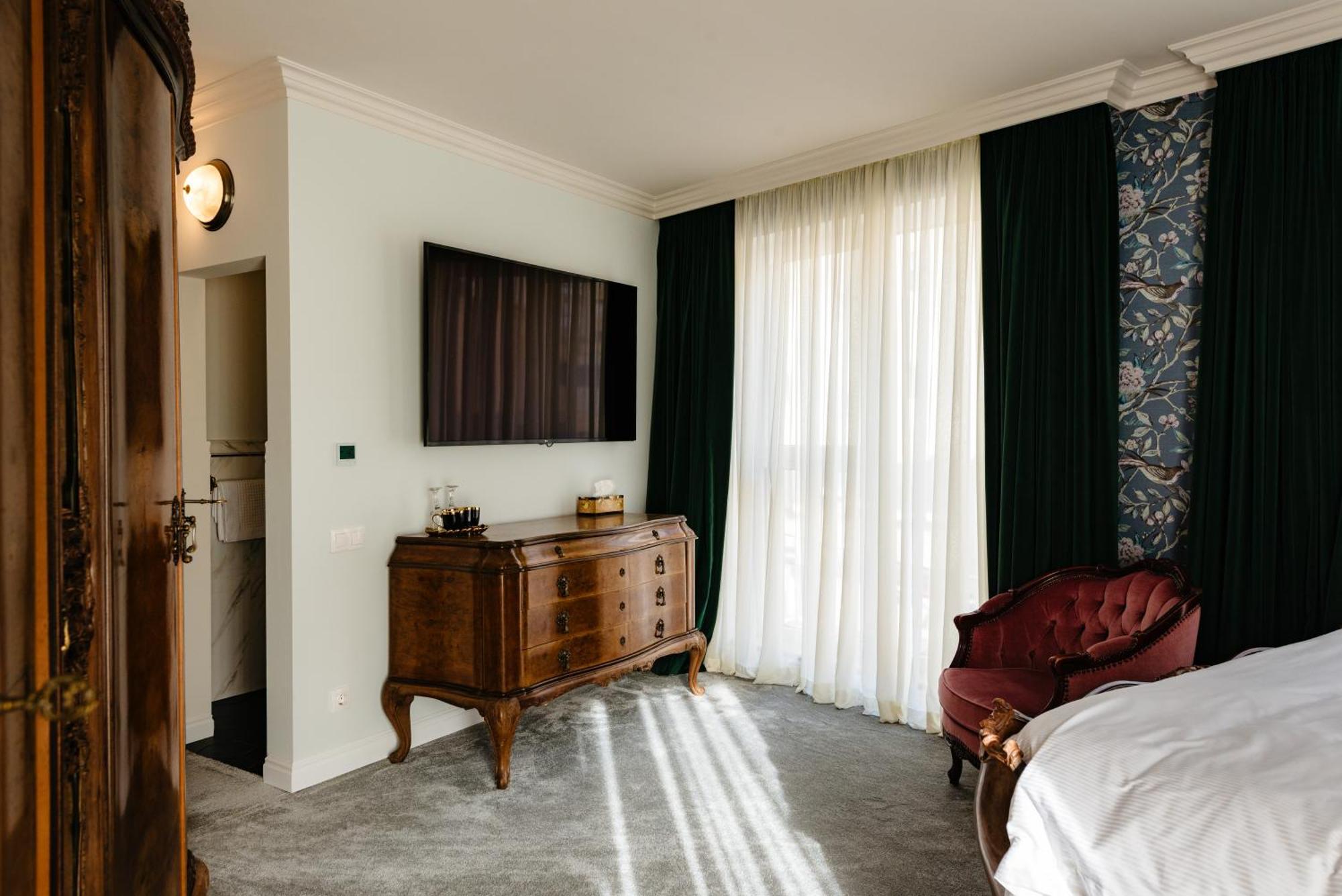 Ateneea Luxury Rooms คลูจ-นาโปกา ภายนอก รูปภาพ