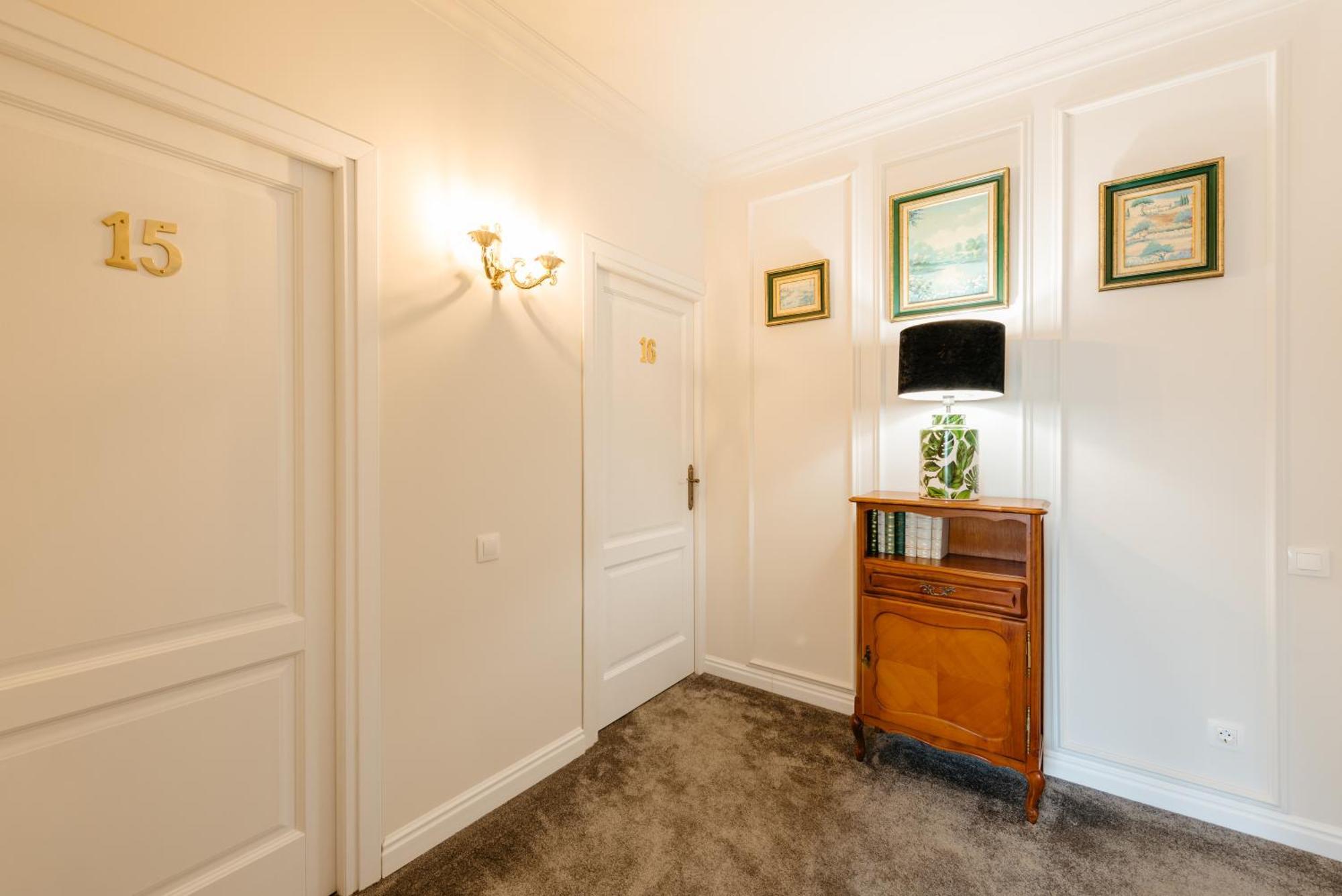 Ateneea Luxury Rooms คลูจ-นาโปกา ภายนอก รูปภาพ